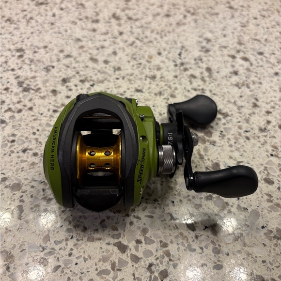 Lews American Hero Speed Spool Baitcasting Reel - Picture 2 of 5
